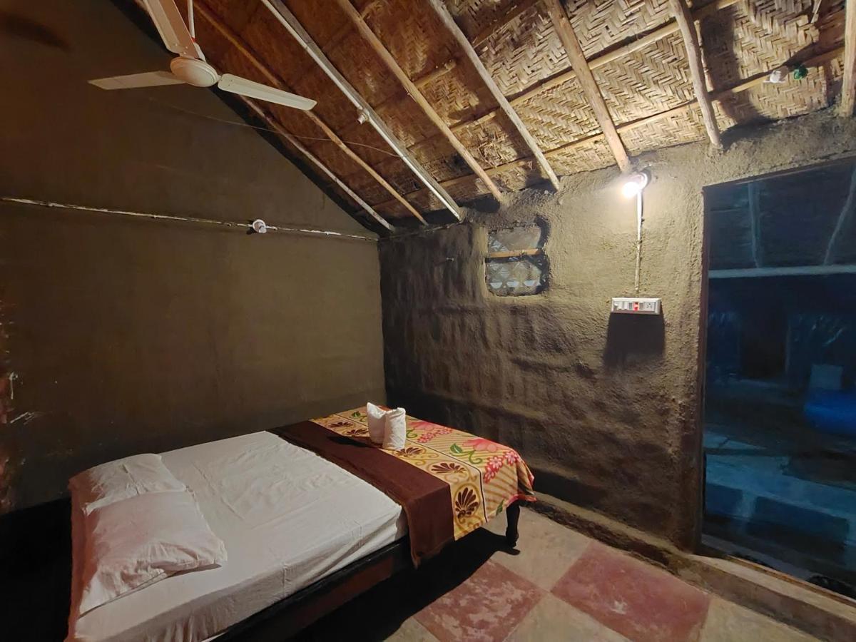 Waterfall Guesthouse Hampi Bagian luar foto